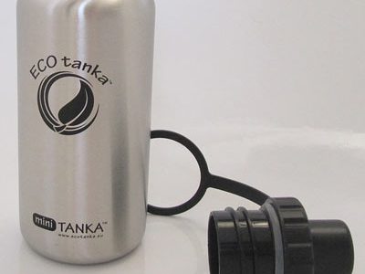 Bild der 600ml einwandigen Trinkflasche aus Edelstahl in Silber von ECOtanka mit 2 teiligem Sport-Verschluss aus PP5 mit Trinknippel für schnelles Trinken. Der handliche Begleiter für klein und groß. Für Fahrrad- und Rucksackgetränkehalterungen geeignet.