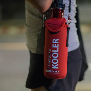 Bild der ECOtanka KOOLER Schutzhülle aus Neopren in Rot mit Trageriemen für die sportsTANKA 0,8l, perfekt um deine Edelstahl Trinkflasche zu schützen und zusätzlich zu isolieren