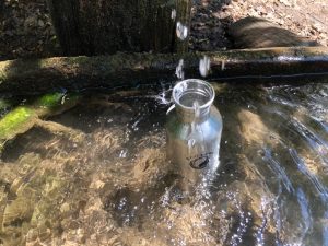Edelstahl Trinkflasche an Wasserquelle