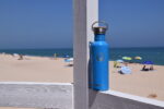 blaue Edelstahl Trinkflasche Strand