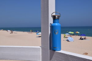 blaue Edelstahl Trinkflasche Strand