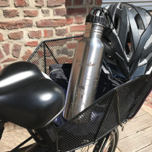 Edelstahlflasche im Fahrradkorb